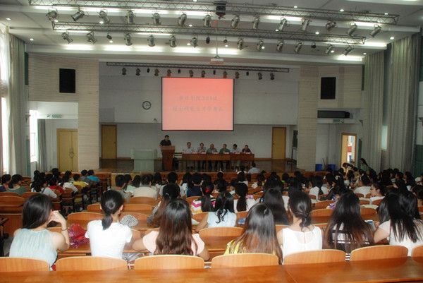 新莆京3969(会硕中心)2014级研究生开学典礼隆重举行