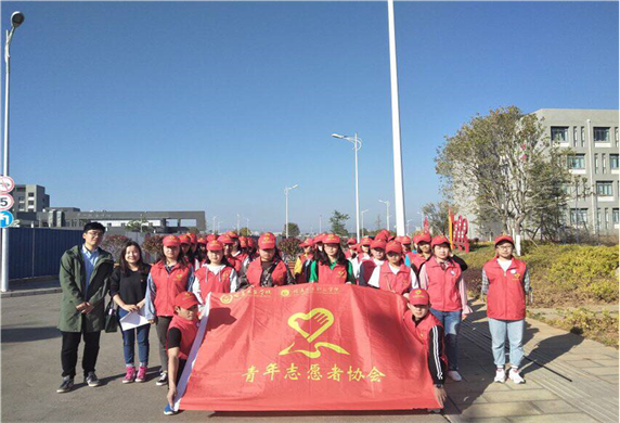 文明始于心　洁净践于行——学院青年志愿者开展渔洞樱花园“户外清洁日”活动