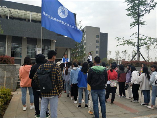 净化校园　我们在行动——BB贝博艾弗森官网大学生通讯社开展校园清洁活动