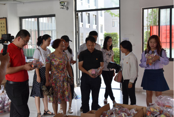 中秋慰问送真情 浓浓关怀暖人心——BB贝博艾弗森官网党委看望慰问中秋节期间留校学生   