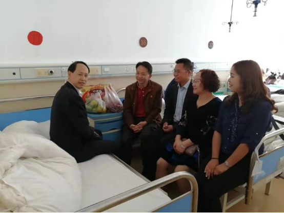 慰问生病职工 展现人文关怀