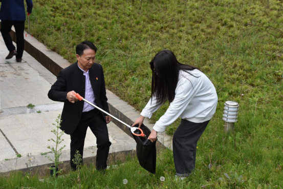 BB贝博艾弗森官网组织开展“干净整洁迎双节 爱国卫生大扫除”活动