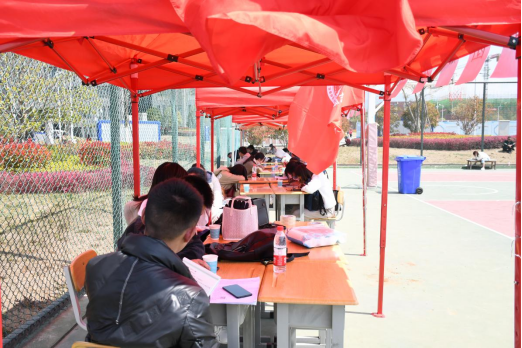 服务公考考生 党团组织在行动昭——通卫生职业学院师生开展服务公考考生活动