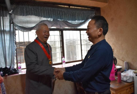 BB贝博艾弗森官网党委书记贺飞走访慰问“光荣在党50年”老党员