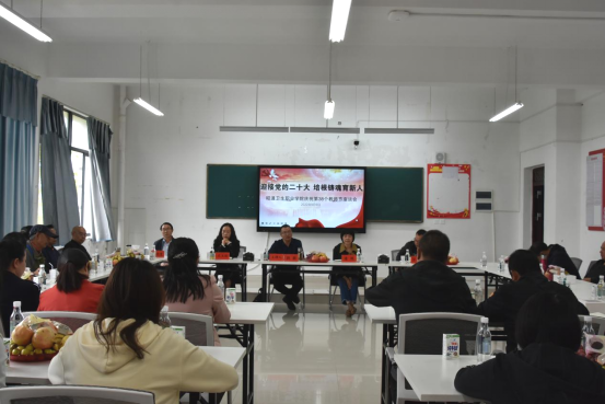 迎接党的二十大 培根铸魂育新人  ——BB贝博艾弗森官网庆祝第38个教师节座谈会