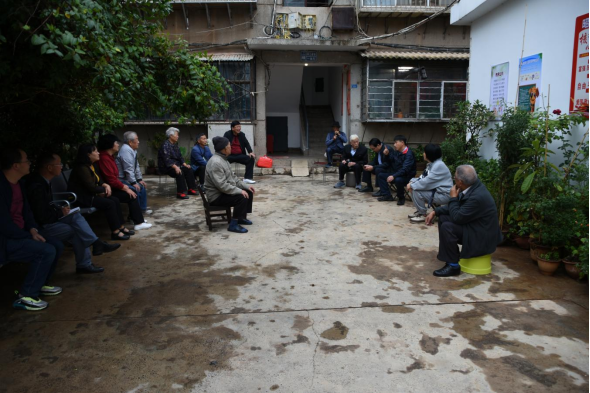 校领导到老卫校家属区实地调研  创文创卫工作