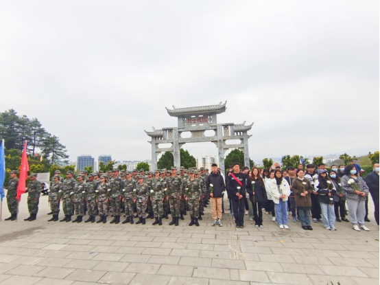 鲜花奠英烈 深情寄哀思——BB贝博艾弗森官网开展2023年清明祭扫活动